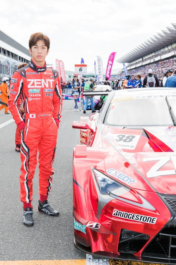 レース前、マシンの横に立つ立川 祐路
