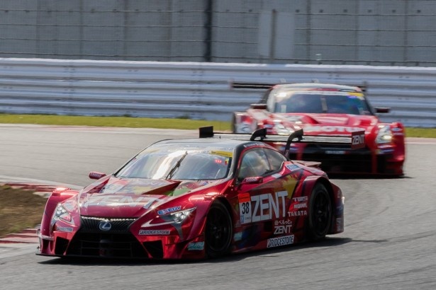 スタート直後、ZENT CERUMOとMOTUL AUTECHが1コーナーへ滑り込んだ