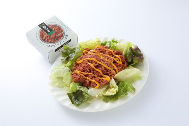 【写真を見る】「缶つま」を使ったアレンジメニューも登場！「コンビーフユッケ卵黄ソースがけ」(660円)