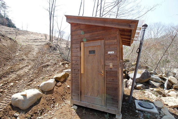 手作りの仮設トイレが1カ所設置されている。トイレは据え置きのペットボトルかバケツで水を汲んで流すスタイル
