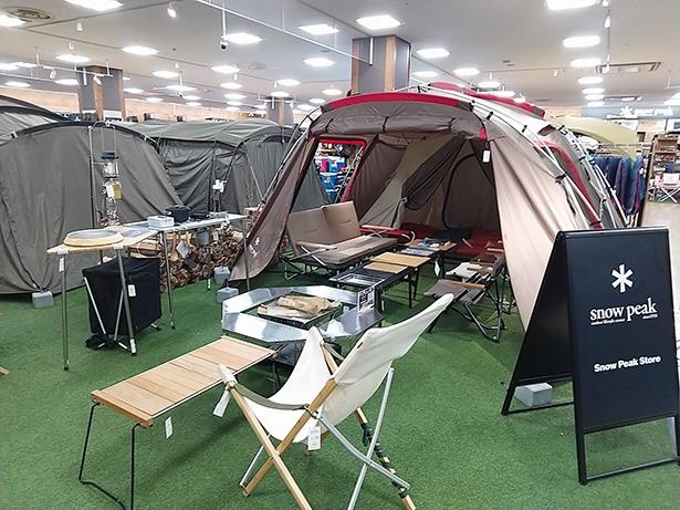 店内には、テントやテーブルなどが展示されており、キャンプ場で使うイメージをしながら選ぶことができる