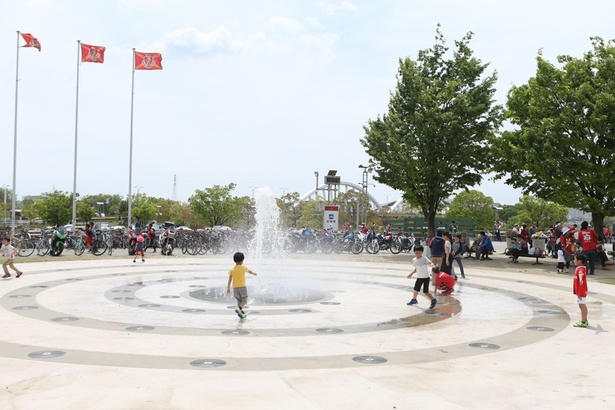 暖かい陽射しのもと、豊田スタジアムの噴水で水遊びする子どもたちも！
