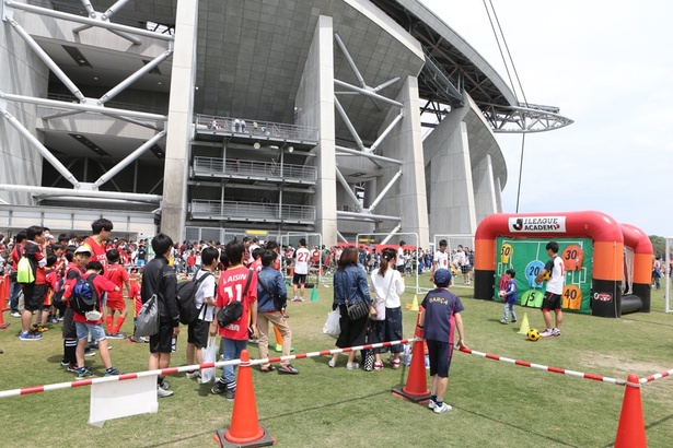 西イベント広場横 芝生広場で行われた「キックターゲット」