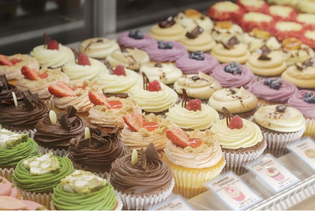 【画像を見る】「ローラズ・カップケーキ 東京」では約15種のフォトジェニックな商品をラインアップ！レギュラーサイズ(460円〜)とタイニーサイズ(250円〜)で展開する