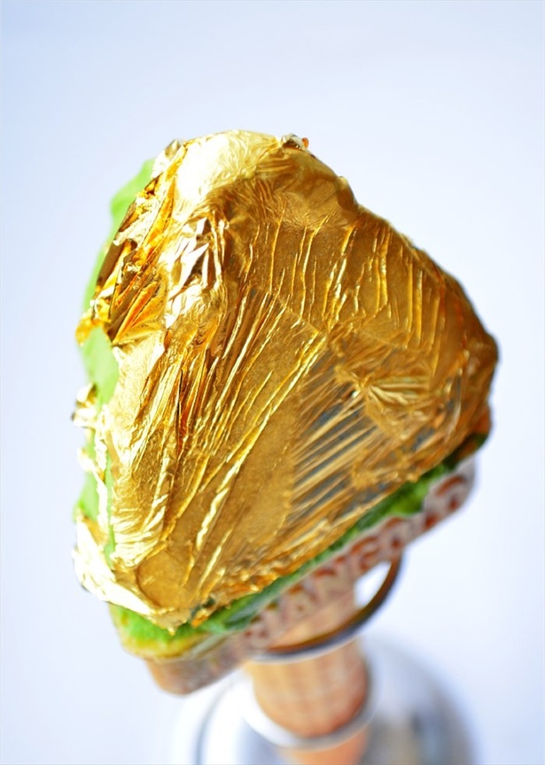 【写真を見る】SNS映えするリッチな金箔ジェラート