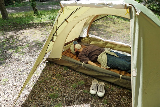 テントの中には、「コンパクトインフレーターマット／S」を敷き、寝心地も快適