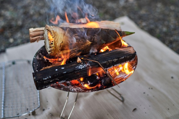 タケノコは皮付きのまま焚き火で40分ほど焼くと、おいしく食べられるそう。豪快な食べ方は、キャンプならではの楽しみ