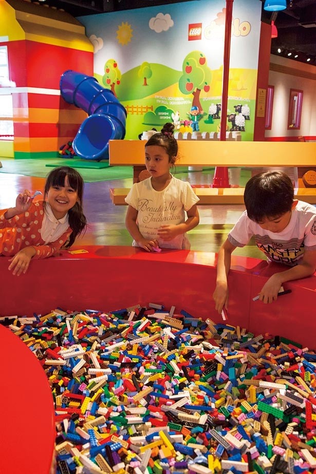 【写真を見る】たくさんのレゴ®ブロックを使い、遊びながら想像力を働かせる「見て作って遊べるレゴ®空間」/レゴランド®・ディスカバリー・センター大阪