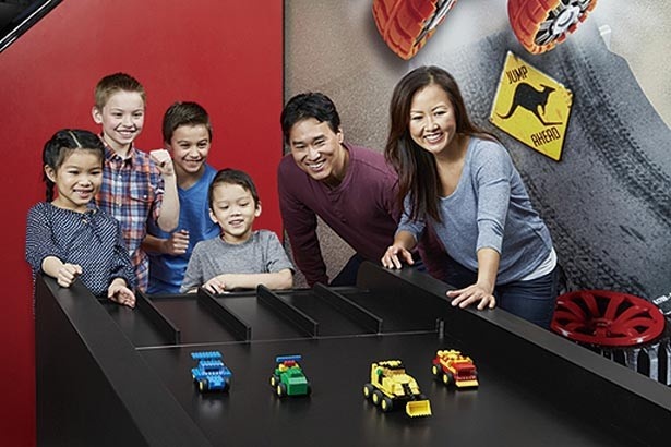 レゴ®ブロックでオリジナルの車を作りテストトラックで走らせる「レゴ®レーサー:ビルド＆テスト」/レゴランド®・ディスカバリー・センター大阪