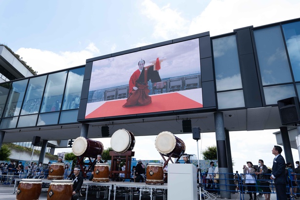 「天空のにらみ」はスカイアリーナでライブ中継された