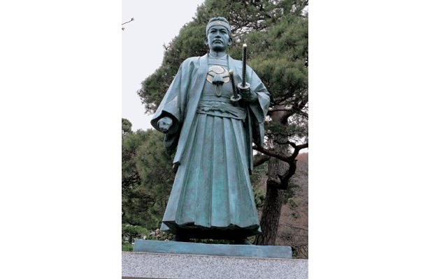 境内には、和装姿では日本一大きいといわれる歳三の銅像もある「高幡不動尊金剛寺」
