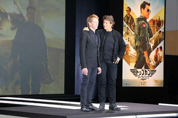 肩を組むトム・クルーズ(写真右)、プロデューサーのジェリー・ブラッカイマー