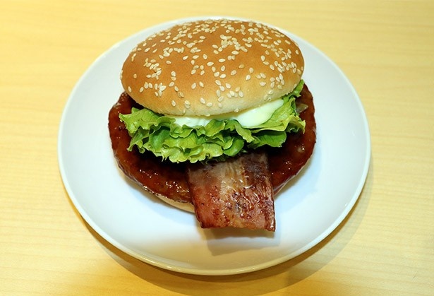 香ばしくジューシーなスモークベーコンをプラスした「裏てりやきマックバーガー」