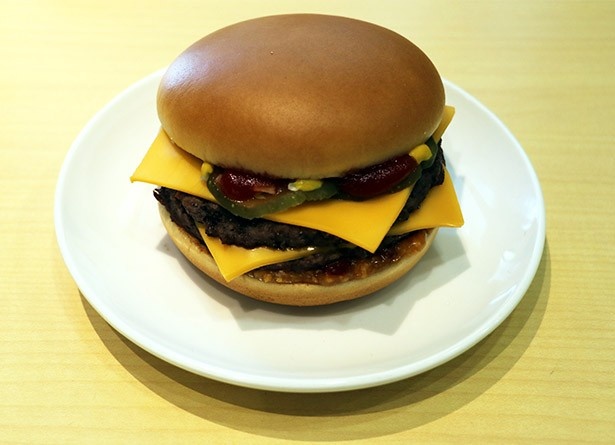 ほどよい辛さのガーリックチリを加えた「裏ダブルチーズバーガー」
