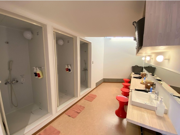 男女共シャワー室は3つ用意。リンスインシャンプー。ドライヤー、ボディソープ、クレンジング等を備える