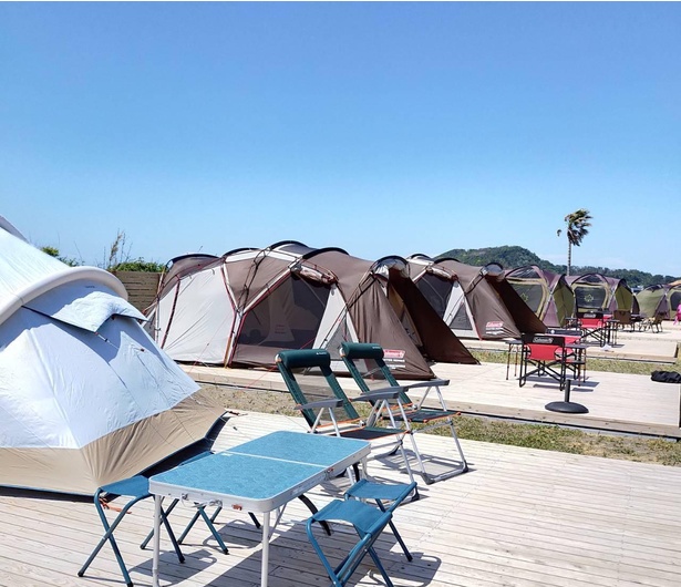 常設のテントサイトが海岸近くにズラリ。上質なコットンを使用したグランピングテントや、有名ブランドの上ランクテントなども用意