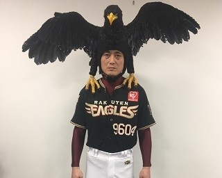 プロ野球・楽天の新キャラはおじさん!?「クロワシさん」球場に現る