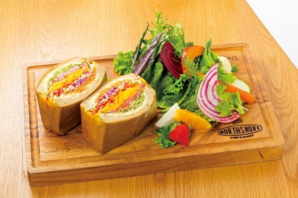 「スプラウトベジタブルエッグサンドイッチ」(1000円)。スプラウトを基本に彩り豊かな旬野菜を使用/NORTHSHORE CAFÉ＆DINING