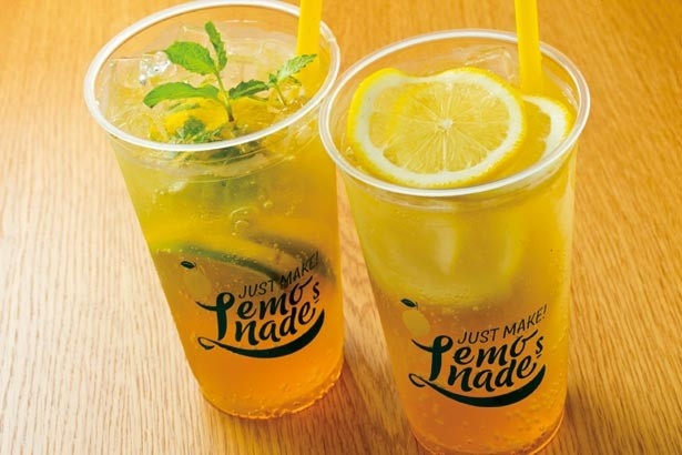 さわやかな「スパークリングソーダ」(右)と「ミントグリーン」(左)のレモネードMは各600円/750ml)/JUST MAKE！Lemonade's