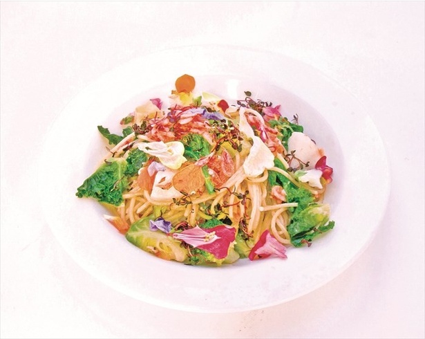 麗のお野菜と食用花、 シラスのペペロンチーノ
