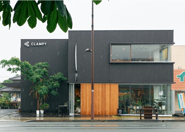 【写真を見る】複合施設CLAMPY内には「Layers coffee」のほか、観葉植物店、生花店が入る