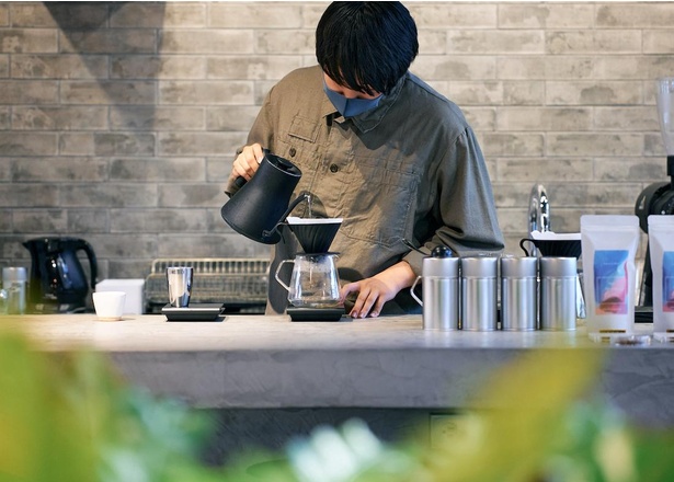 コーヒーの抽出、焙煎を主に担当する山浦さん
