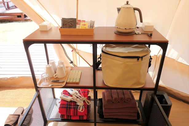シェルフには、タオルやマグカップ、ポット、紅茶やコーヒーがセット。「ヴィラ」にはミニ冷蔵庫もある