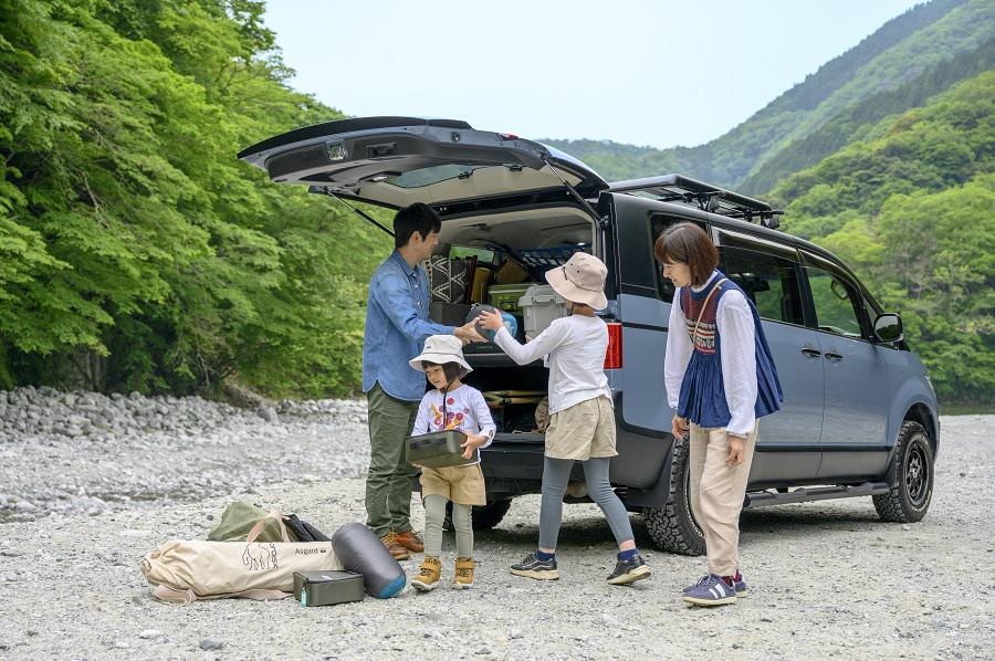ママは「重くない?」、子供たちは「平気平気っ」「任せて!」と頼もしい