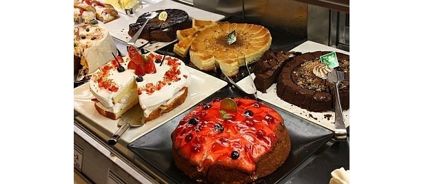 人気メニュー｢ふわふわショート｣や｢ベリーのケーキ｣も食べられる