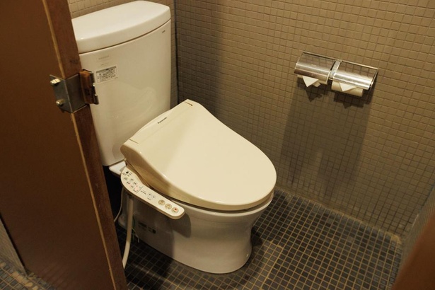 管理棟内にある洋式トイレはシャワートイレ付き。滞在中、24時間利用できる