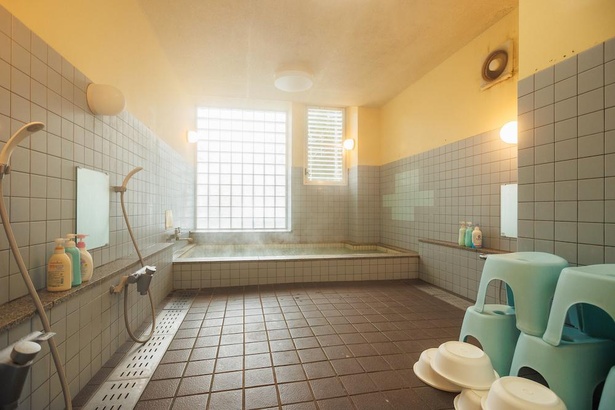 共同浴場は男女ともにほぼ同じ造り。シャンプー、リンス、ボディソープの備え付けがある。利用可能時間は17:00〜22:00