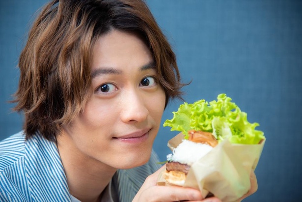 俳優・小林亮太が「ハラカラ。」の「梅おろしそバーガー」(1485円)を食レポ！