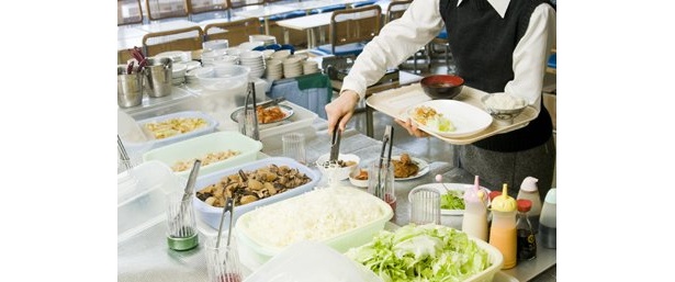 ブッフェボードには主に旬の横浜産の野菜を使った煮物などが並ぶ　（神奈川県庁新庁舎喫茶室）