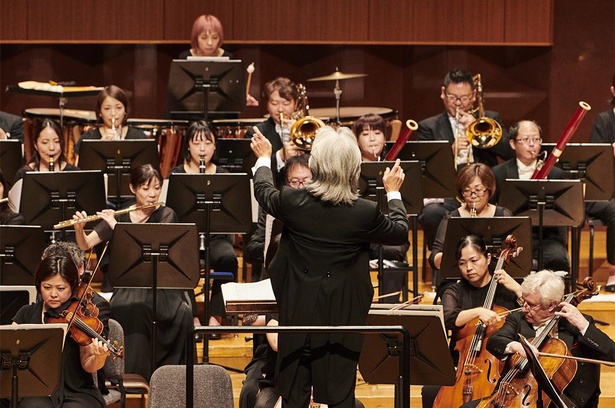 「沖縄交響歳時記」を指揮する大友。カチャーシーの高揚感に会場が飲み込まれていく