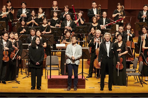 公演のラスト、拍手にカーテンコールで応える(左から)又吉、作曲の萩森英明、大友