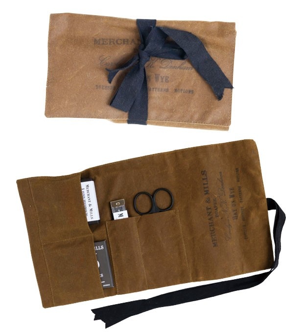 「Oilskin Sewing Kit」(6300円)。待ち針、縫い針、テープメジャー、はさみが入ったソーイングセット。ギフトにも最適/VIVOVA