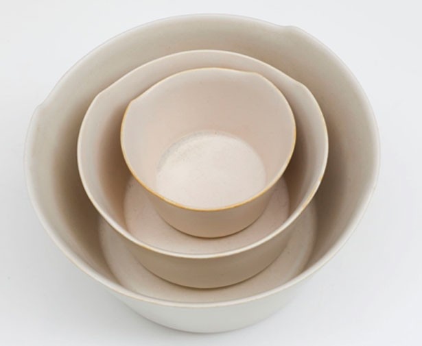 「ボウル」(1890円から)。ユニークな形の食器はイイホシユミコさんの作品。一つずつ型焼きで作るため表情がそれぞれ異なる/VIVOVA