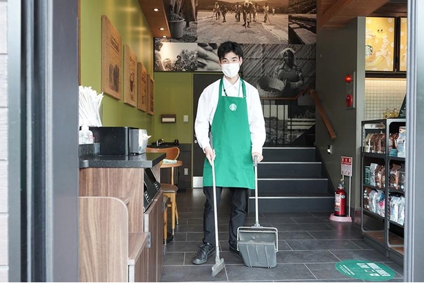 ゆめタウン出雲店で働く景山さんは、「コーヒーを飲むお客さまの喜ぶ姿がうれしい」と語る