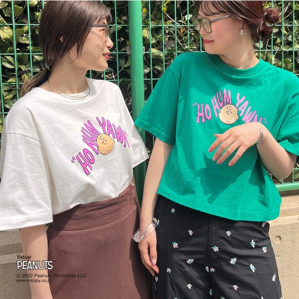 「【PEANUTSコラボ】クロップドTシャツ」(3938円)
