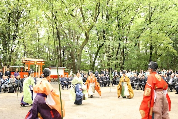 京都蹴鞠保存会メンバーが下鴨神社・糺ノ森で日本の伝統球技「蹴鞠」を実演