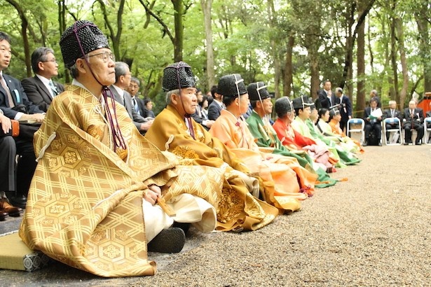 日本の宮中行事として伝承される球技「蹴鞠」を披露した京都蹴鞠保存会のメンバー