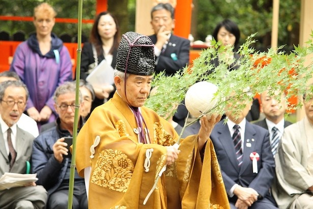 蹴鞠は「鞠足」と呼ばれる選手8名で構成される。競技は鞠を枝から解き放ち競技場の中央に置くところから始まる