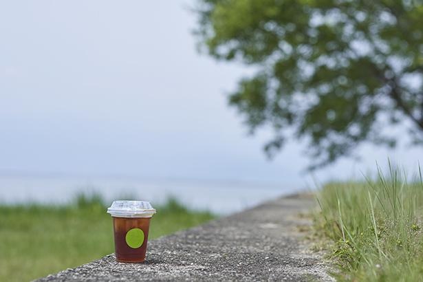 店のすぐ裏手は湖畔の緑地公園。琵琶湖を眺めながら贅沢なカフェタイムが過ごせる