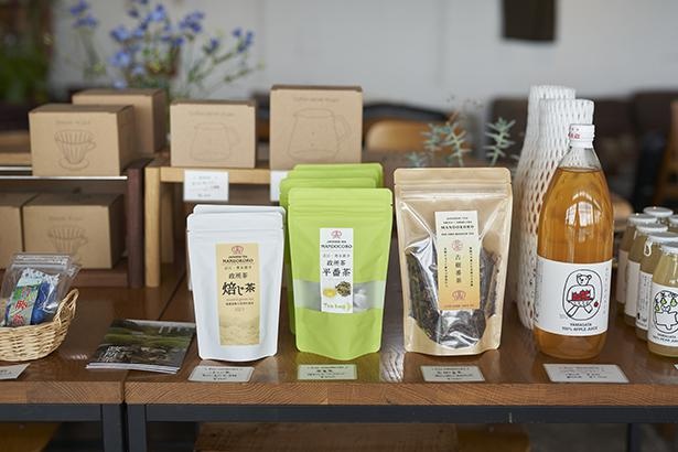 店内では、希少な政所茶のほうじ茶や番茶のほか、近江八幡の家具店・HOMEPICNIC STOREHOUSEとコラボした、オリジナルのTシャツや木工のコーヒーグッズも販売