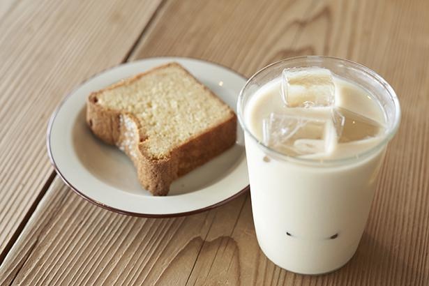 ミルクに漬けてじっくり抽出した新メニュー・ミルクブリューコーヒー(600円)。塩バターレモンケーキ(350円)は、爽やかなレモンの酸味と共に、しっとり溶けるバターのコクが後を引く