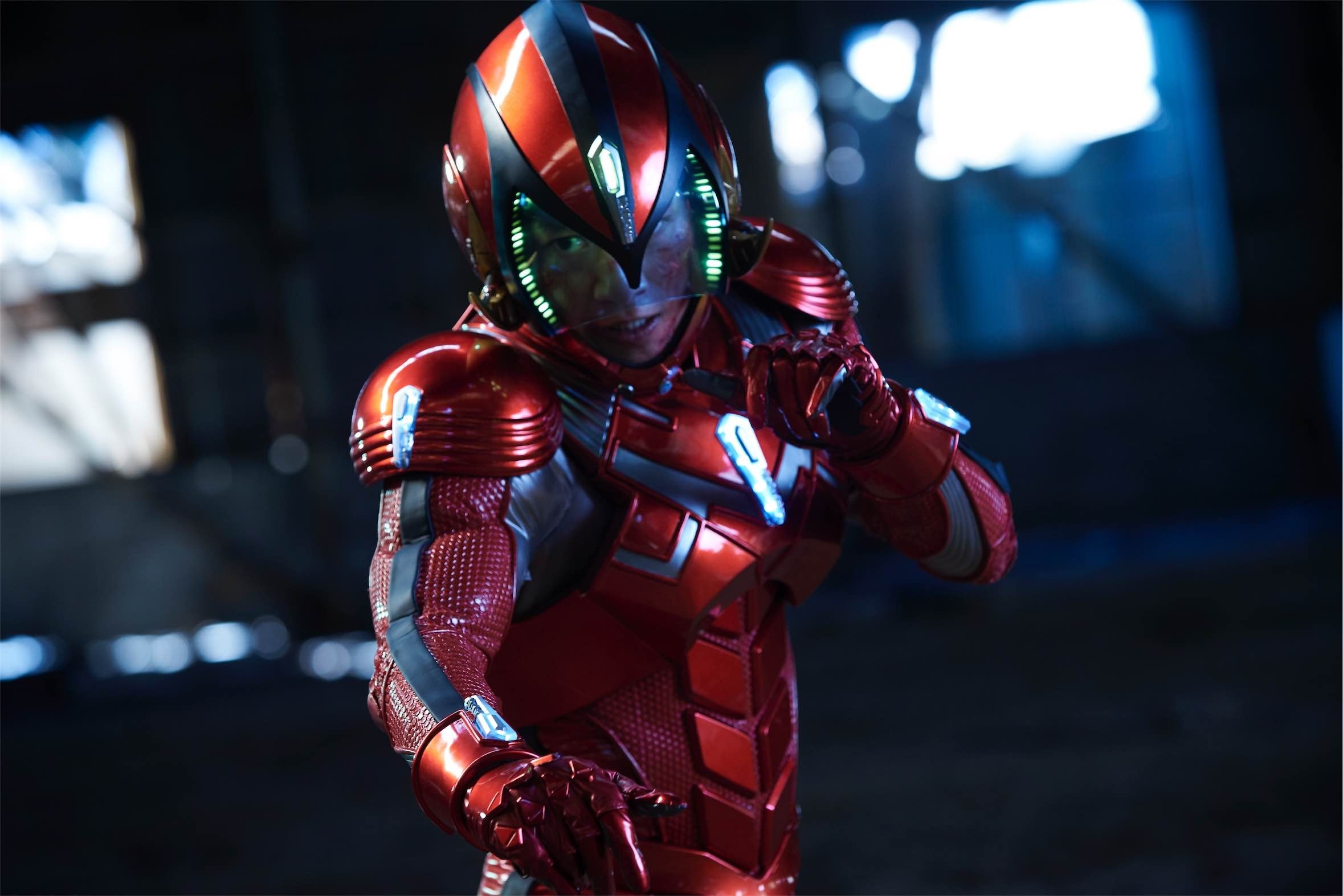 『破裏拳ポリマー』では、坂本監督のアクション指導の下、溝端淳平が鎧武士=ポリマーを熱演
