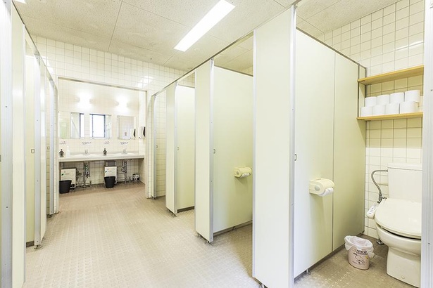 管理棟にあるトイレ(女性用)。清潔に保たれていて、便座の数も十分