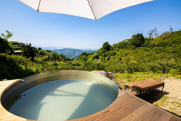 【写真】パノラミックな眺望のなか入浴できる薪風呂