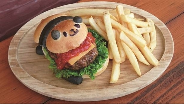 「パン工房」の人気メニュー「パンダバーガー」(1000円/ドリンク付き)
