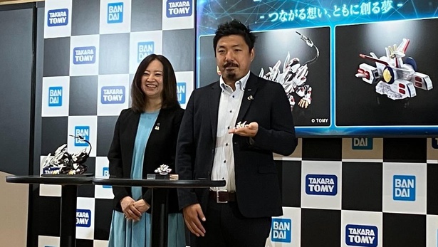 BANDAI SPIRITSの宇田川南欧代表取締役社長(写真左)と、タカラトミーの富山彰夫常務取締役(写真右)